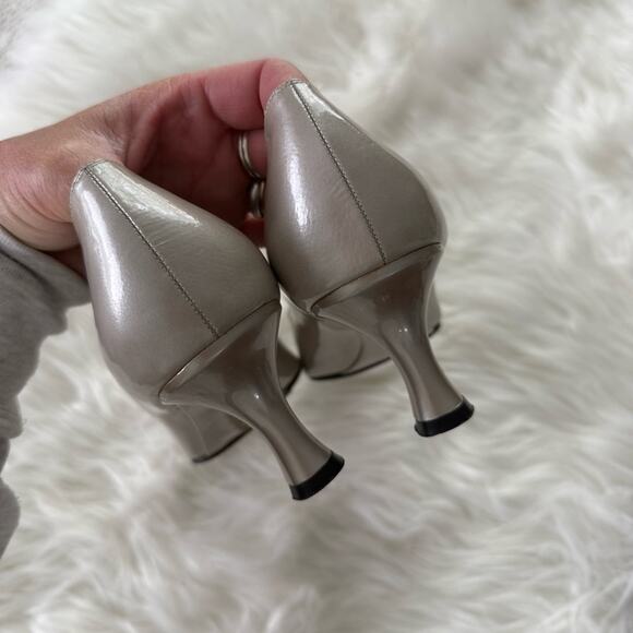 Stuart Weitzman | Womens Metallic Pointed Toe Kitten Heel Pump Pearl Wedding 8.5 - Picture 6 of 8